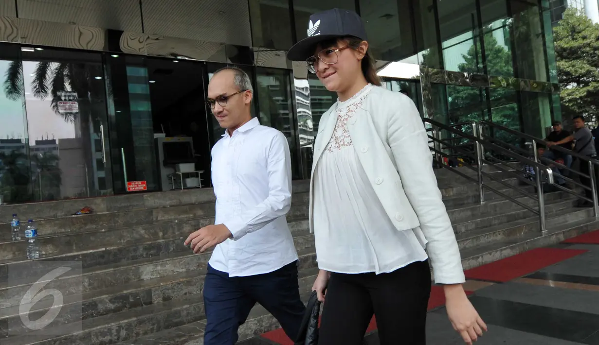 Marshanda dan sang kekasih, Egi John tampil kompak mengenakan baju putih saat menyambangi KPK, Jakarta, Jumat (2/10/2015). Marshanda datang untuk meminta izin agar bisa menjenguk OC Kaligis yang ditahan di Rutan Guntur. (Liputan6.com/Helmi Afandi)