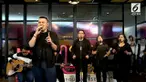 Tulus membawakan beberapa lagu saat menjadi bintang tamu di #KLYLounge, salah satunya lagu Ruang Sendiri.