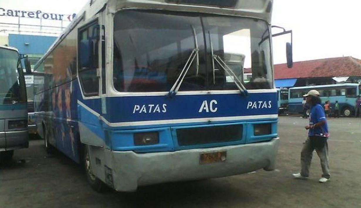 Bus yang dikenal dengan nama Patas AC ini pernah menjadi moda transportasi di Jakarta. Kebiasaan buruk bus ini adalah suka berjalan ngebut. (Source: bismania.com)
