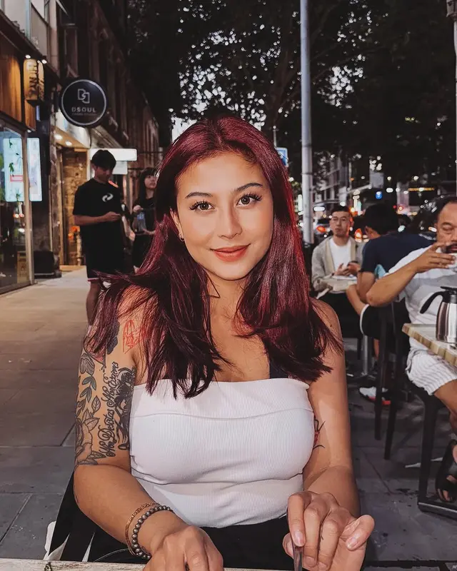 3. Awkarin Tampil Menawan dengan Rambut Merah