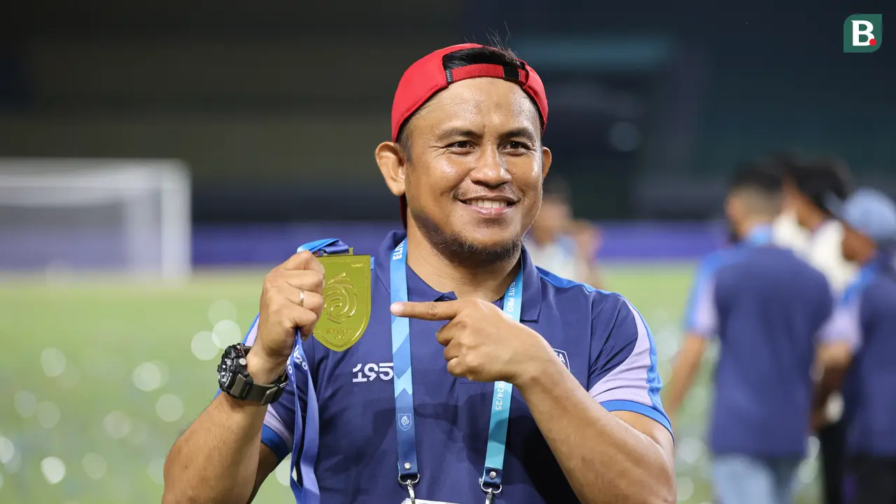 Para pemain Persita Tangerang memamerkan medali usal menjuarai ajang Elite Pro Academi kategori U-20 2024/2025 di Stadion Patriot Chandrabhaga, Bekasi pada Sabtu (22/2/2025).
