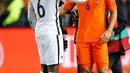 Pemain Prancis Paul Pogba dan pemain Belanda Kevin Strootman seusai pertandingan kualifikasi Piala Dunia 2018 di stadion Arena di Amsterdam, Belanda, Senin (10/10). Kedua pemain itu terkena kartu kuning akibat beradu mulut. (REUTERS/Michael Kooren)