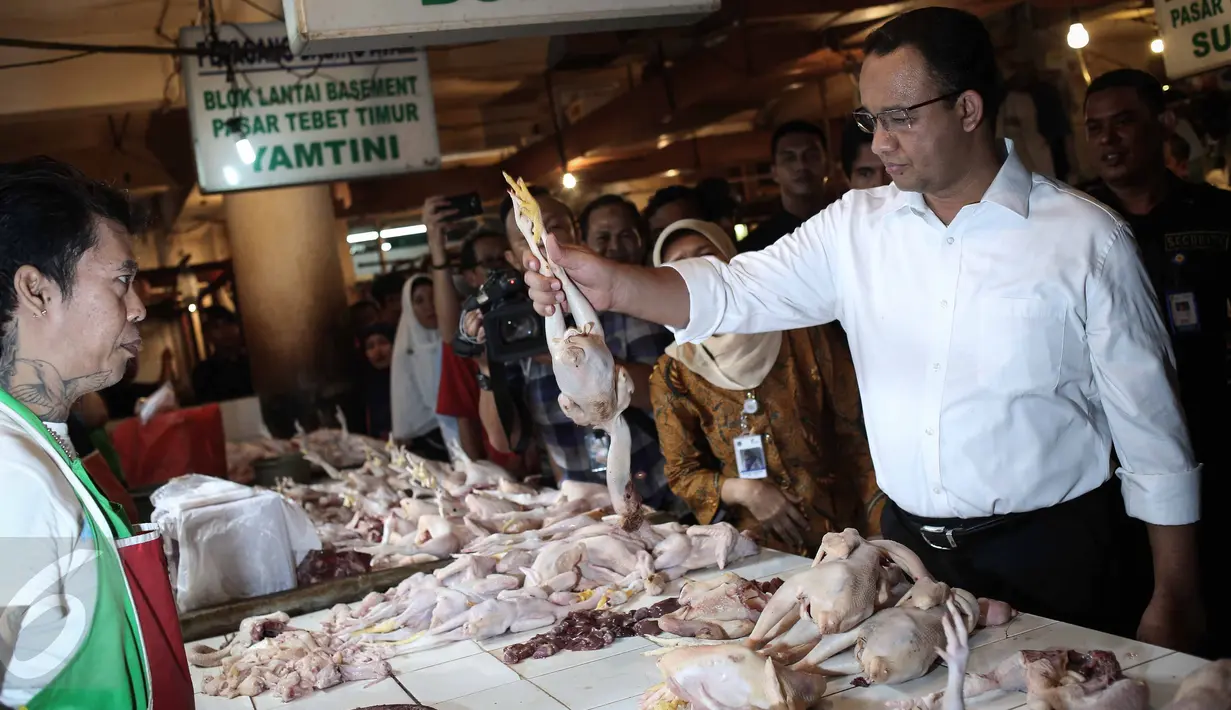 Cagub DKI Jakarta Anies Rasyid Baswedan berbincang dengan pedagang Pasar Tebet Timur, Jakarta, Jumat (28/10). Kunjungan Anis tersebut untuk melihat suasana pasar tradisional serta sebagai kampanye Pilgub DKI Jakarta 2017. (Liputan6.com/Faizal Fanani)