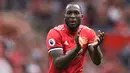 Romelu Lukaku menjadi pemain berbanderol tertinggi yang pernah meninggalkan Manchester United. Kala itu, ia ditaksir memiliki nilai pasar sebesar 75 juta euro. Lukaku akhirnya diboyong oleh Inter Milan dengan mahar sebesar 74 juta euro pada bursa transfer musim panas 2019/2022. Sepanjang berkostum Setan Merah, Lukaku tampil sebanyak 96 kali dengan mencatatkan 42 gol dan 13 assist. (AFP/Oli Scarff)