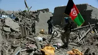 Seorang tentara nasional Afghanistan memegang bendera resmi negara tersebut (AFP Photo)