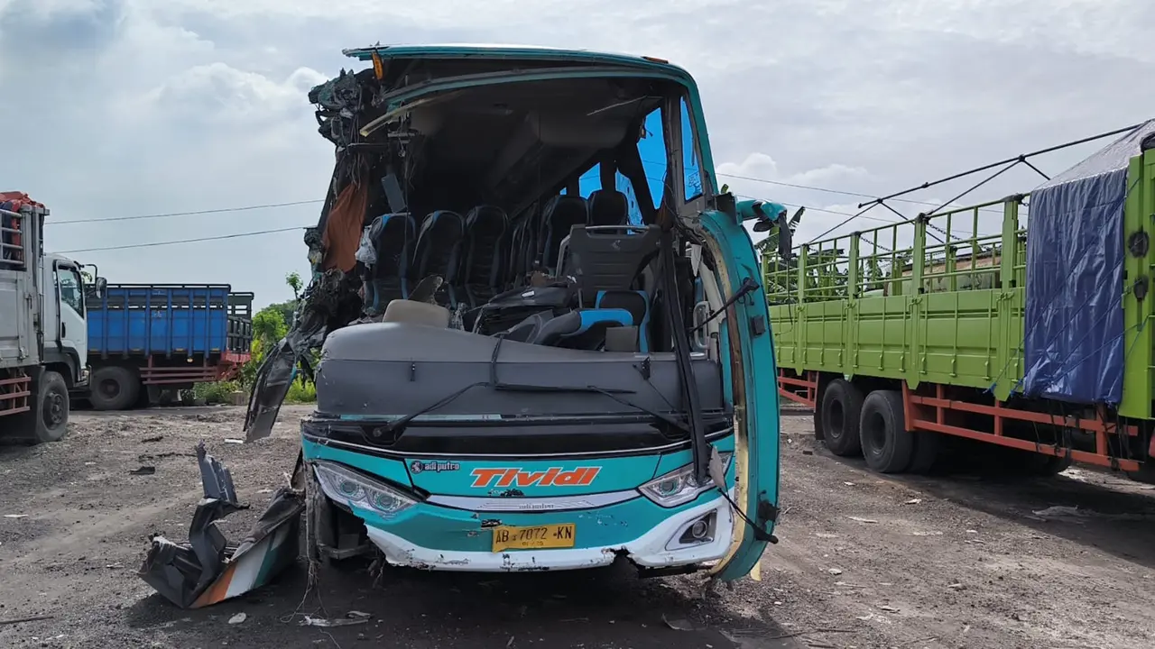 Kondisi bus pengangkut peziarah yang ringsek usai tabrakan dengan truk di Gresik. (Istimewa)