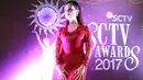 Tampilan glamor sering juga terlihat di diri Cut Meyriska. Seperti saat hadir di SCTV Awards 2017 beberapa waktu lalu, Cut tampak cantik dengan gaun panjangnya berwarna merah. (Instagram/cutratumeyriska)