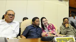 Sekjen DPP Partai Golkar Idrus Marham (kedua kiri) bersama Wakil Ketua Umum Golkar Siti Hediati Hariyadi (kedua kanan) saat memberikan keterangan pers  terkait hasil Munas  Golkar, Jakarta, Jumat (5/12/2014). (Liputan6.com/Andrian M Tunay)