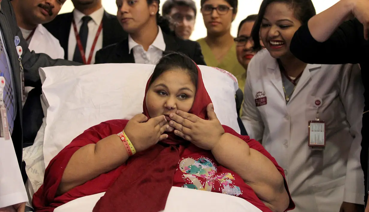 Eman Ahmed Abd El Aty asal Mesir saat konferensi pers di Rumah Sakit Burjeel di Abu Dhabi (24/7). Aty telah menjalani operasi penurunan berat badan secara drastis setelah menerima perawatan di rumah sakit tersebut. (AFP Photo/Saeed Bashar)