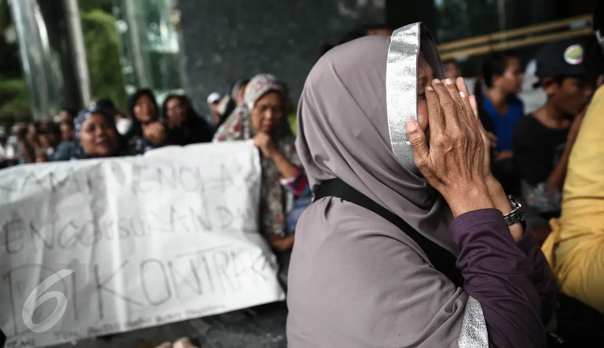  Sejumlah Masyarakat Nelayan Dadap memanjatkan doa saat menggelar aksi unjuk rasa didepan kantor Ombudsman RI, Jakarta, (20/5/2016). Mereka menuntut usut Bupati Kabupaten Tangerang diduga melakukan pelanggaran maladministrasi. (Liputan6.com/Faizal Fanani)