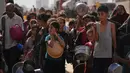 Warga Palestina menunggu untuk menerima makanan di dapur komunitas di Kota Gaza, Kamis 23 Oktober 2025. (AP Photo/Abdel Kareem Hana)