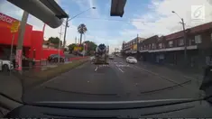 Sebuah truk semen menyeret mobil mewah yang berada di sebelahnya saat akan berpindah jalur. Beruntung tidak ada korban jiwa dalam insiden ini.