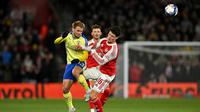Pemain Southampton, Leo Scienza (kiri), berduel dengan pemain Arsenal pada perempat final Piala FA di St. Mary's Stadium, Minggu (5/4/2026) dini hari WIB. (Glyn KIRK / AFP)