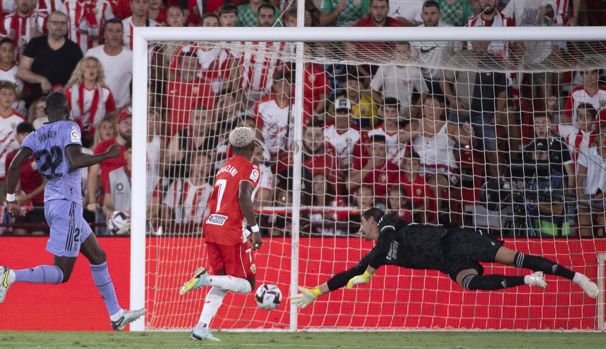 Namun pemain Almeria, Largie Ramazani (tengah) lebih dulu menjebol gawang Real Madrid yang dijaga Thibaut Courtois pada menit ke-6. (AFP/Jorge Guerrero)