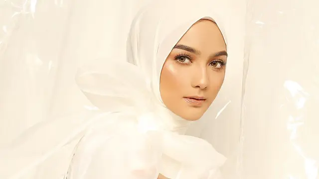 FOTO: Gaya Citra Kirana dengan Busana Serba Putih, Tampil Anggun