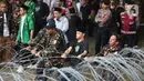 Untuk diketahui, Yaqut Cholil Qoumas merupakan tersangka dugaan tindak pidana korupsi terkait kuota haji untuk penyelenggaraan ibadah haji Indonesia tahun 2023-2024. Tampak dalam foto, anggota dan simpatisan Barisan Ansor Serbaguna (Banser) saat berunjuk rasa di depan gedung Merah Putih Komisi Pemberantasan Korupsi (KPK), Jakarta, Kamis (12/3/2026). (Liputan6.com/Helmi Fithriansyah)