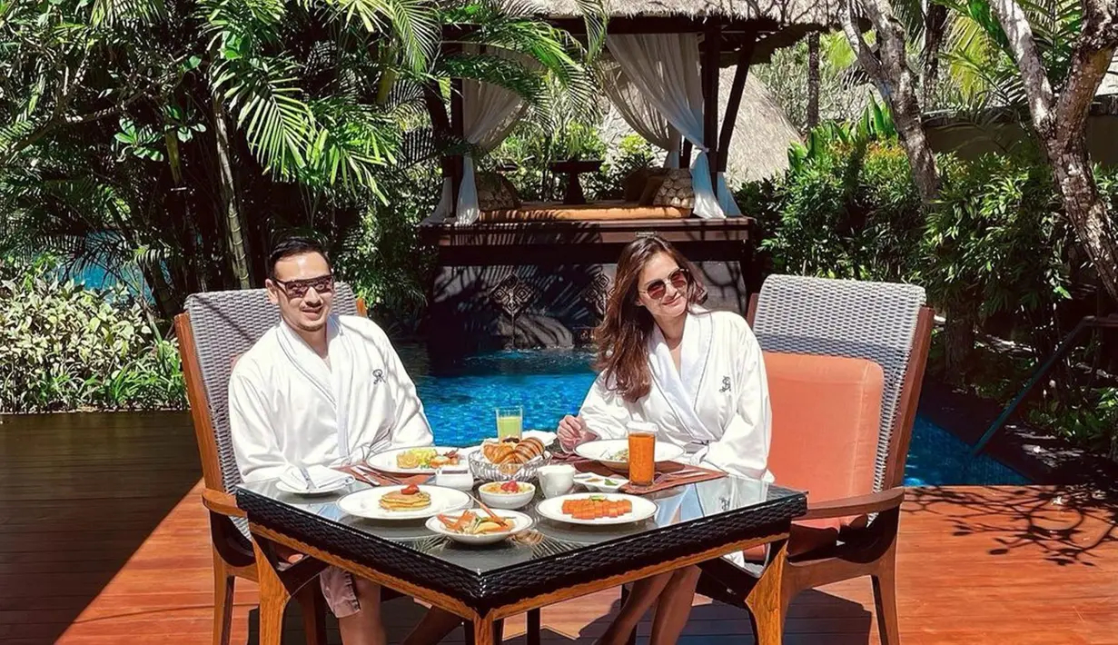 Cut Tari terlihat begitu bahagia saat bersama dengan suaminya, Richard Kevin. Terlebih momen saat Cut Tari menikmati waktu luang dengan sang suami berlibur ke pantai. Momen-momen seru saat di pantai ini bikin keduanya terlihat harmonis. (Liputan6.com/IG/cuttaryofficial)