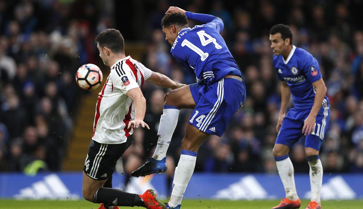 Pemain Brentford, John Egan (kiri) melakukan bloking sepakan pemain Chelsea, Ruben Loftus-Cheek pada putaran keempat Piala FA di Stamford Bridge stadium, London (28/1/2017). Chelsea menang 4-0. (AP/Kirsty Wigglesworth)