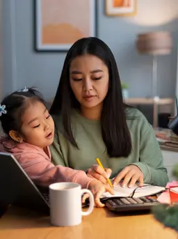 Hubungan orangtua dan anak menjadi salah satu faktor terkuat dalam membentuk ketahanan mental anak saat menghadapi tantangan dan rasa kecewa. (foto/dok: freepik)