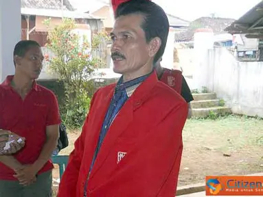 Citizen6, Lampung: Ketua Dewan Pimpinan Kabupaten (DPK) partai Keadilan dan Persatuan Indonesia (PKPI) Lampung Utara, Daran, BBA, saat memberikan keterangan Pers seputar program kerjanya usai pemilihan di Sekretariat PKPI, Sabtu (9/4). (Pengirim: Feaby Ha