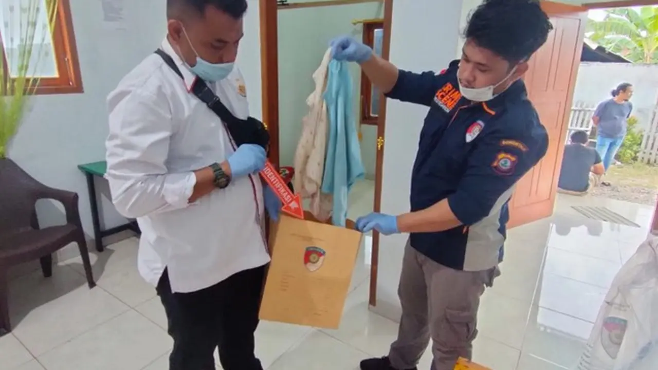Polres Gorontalo Kota saat mengumpulkan sejumlah barang bukti di TKP (Arfandi Ibrahim/Liputan6.com)