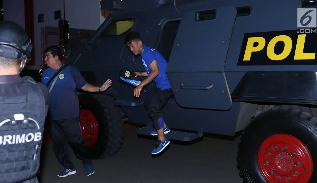 Pemain Persib turun dari kendaraan taktis milik Korps Brimob Polri jelang latihan resmi di Stadion PTIK, Jumat (29/6). Persib akan melakoni laga tandang tunda pekan ke-6 melawan Persija, Sabtu (30/6). (Liputan6.com/Helmi Fithriansyah)