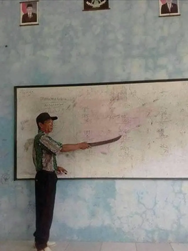8 Potret Kocak Kelakuan Guru Waktu di Sekolah Ini Bikin Tepuk Jidat