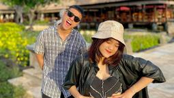 Aktris sekaligus selebgram ini memang kerap bergaya trendi dan kekinian. Ia selalu berhasil memadu padankan pakaian yang ia kenakan dengan topi yang dipakai. Di potret ini, ia tampil keren berfoto dengan sang kakak, Fadly Faisal.(Liputan6.com/IG/@Fuji)