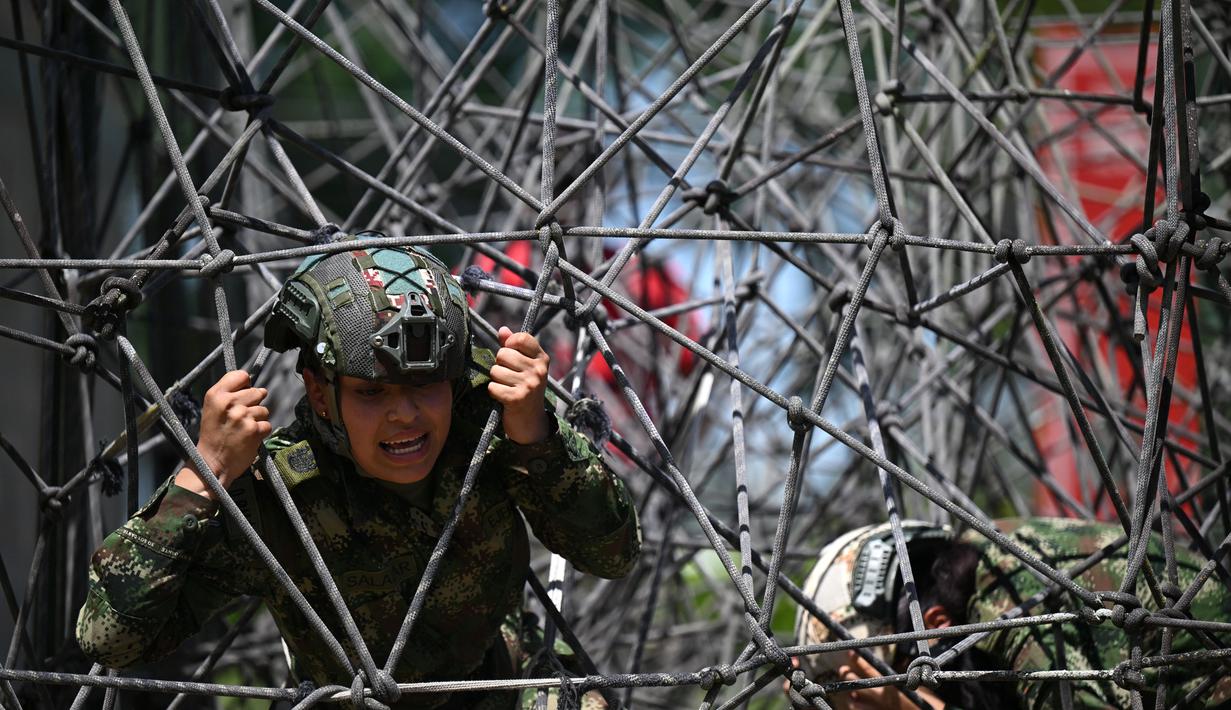 Seorang tentara wanita mengikuti pelatihan untuk wanita di Pangkalan Udara Militer Tolemaida di Tolemaida, Kolombia, pada 16 Mei 2023. (AFP/Raul Arboleda)