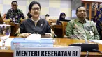 Menteri Kesehatan Nila F.Moeloek saat mengikuti Raker dengan Komisi IX DPR di Komplek Parlemen Senayan, Jakarta, Rabu (28/11). Menkes menjelaskan tugas, fungsi, wewenang dan keanggotaan konsil masing masing tenaga kesehatan. (Liputan6.com/Johan Tallo)