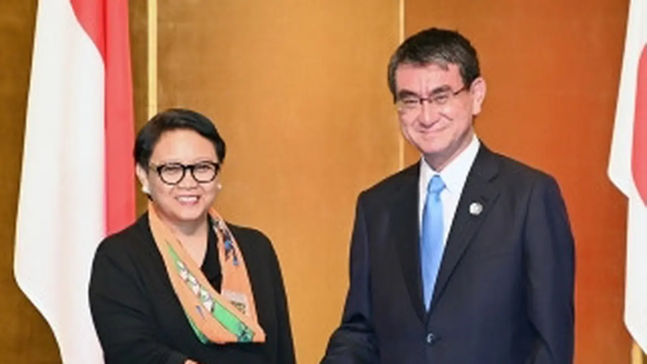 Menteri Luar Negeri Jepang Taro Kono melakukan pertemuan tingkat Menteri Luar Negeri dengan Menteri Luar Negeri Indonesia Retno L. P. Marsudi di sela-sela KTT G20. (Dokumentasi Kemlu Jepang)