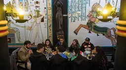 Siswa dari School of Magic and Witchcraft minum teh bersama di kastil di wiliyah pegunungan Campos do Jordao, Brasil (20/8). Ditempat ini memungkinkan para siswa berpura-pura sebagai penyihir yang bersekolah di Hogwarts. (AFP Photo/Nelson Almeida)