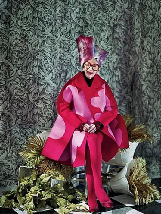 Iris menjelma sebagai seorang fashion icon yang banyak mengundang rasa penasaran berkat penampilannya yang kelewat nyentrik. (instagram.com/iris.apfel)