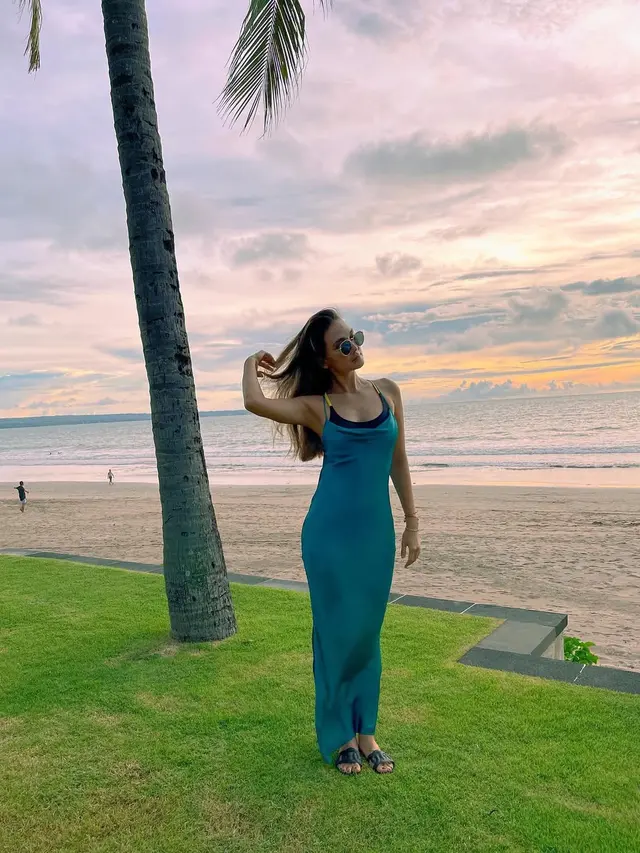 Inspirasi Outfit dengan Sandal ala Luna Maya (Foto: ChatGPT)