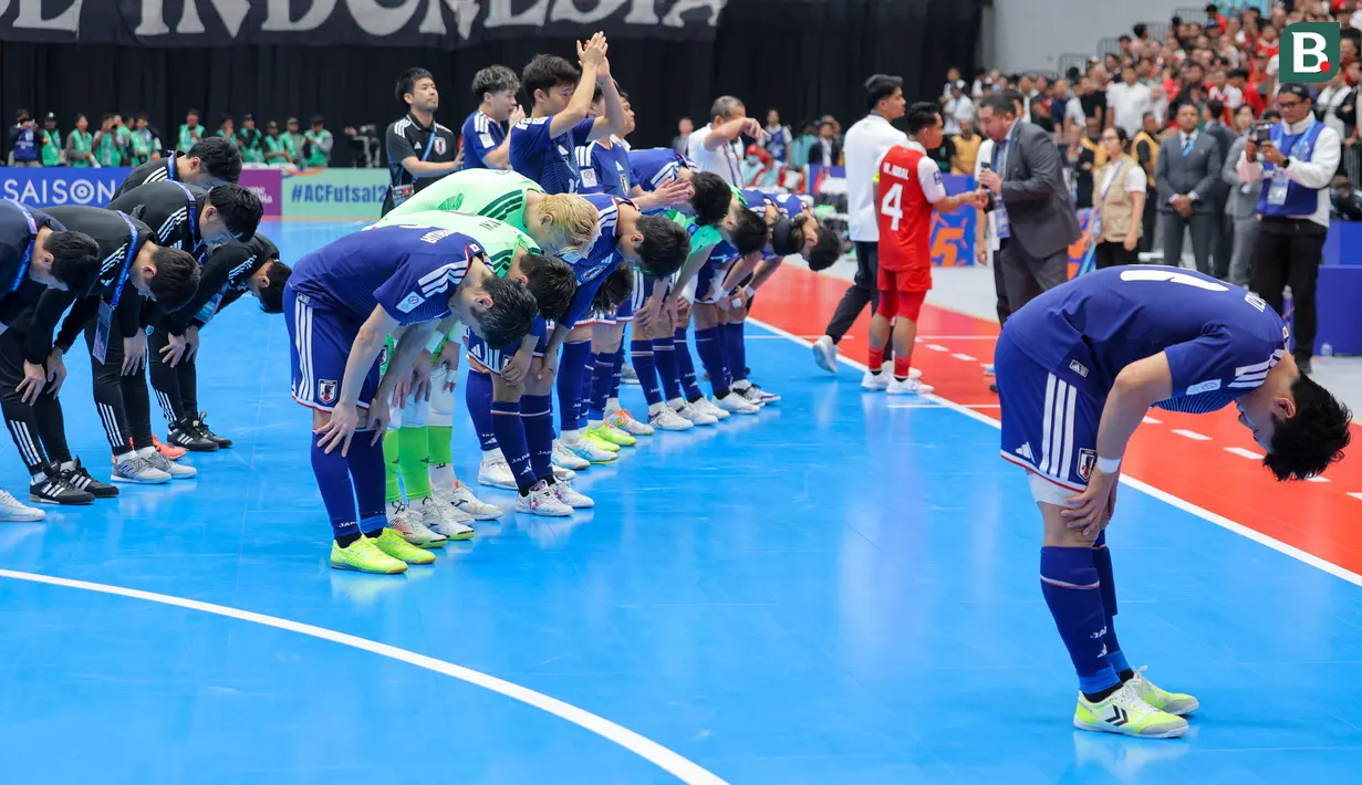 Para pemain Timnas Futsal Jepang membungkuk untuk meminta maaf kepada para pendukungnya setelah kalah dari Timnas Indonesia dalam laga semifinal Piala Asia Futsal 2026 di Indonesia Arena, Senayan, Jakarta, Kamis (05/02/2026). (Bola.com/Bagaskara Lazuardi)