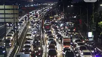 Sejumlah kendaraan terjebak kemacetan di Tol Dalam Kota, Jakarta, Rabu (18/5/2022). Meningkatnya volume kendaraan di Ibu Kota terjadi karena sejumlah pegawai telah kembali kerja dari kantor atau work from office (WFO). (Liputan6.com/Faizal Fanani)