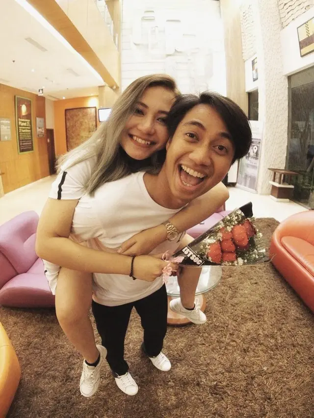 6 Potret Mesra Aiu Ratna Eks Garasi dan Josaphat Gitaris Killing Me Inside