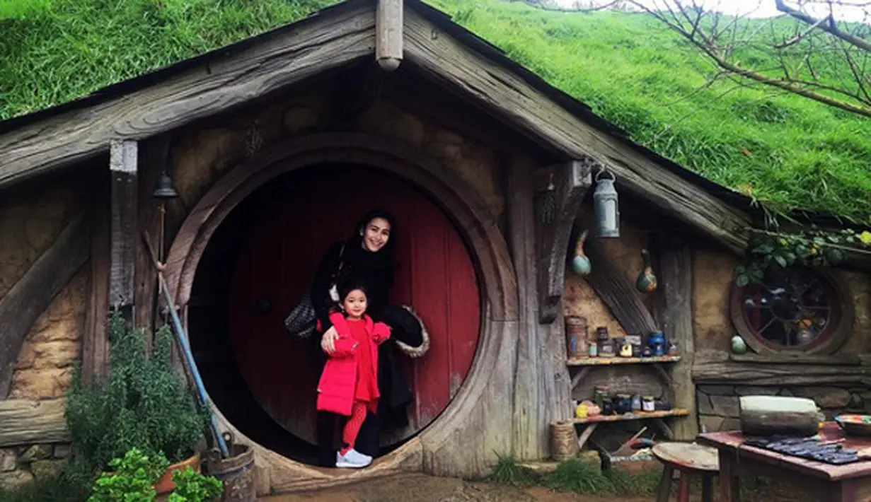 Bersama buah hatinya Bilqis, dan adik serta suadaranya, Ayu Ting Ting mengisi liburnya ke Selandia Baru. Beberapa tempat dikunjungi oleh penyanyi asal Depok itu termasuk bertemu Tantowi Yahya, Duta Besar Indonesia untuk Selandia Baru. (Instagram/ayutingti