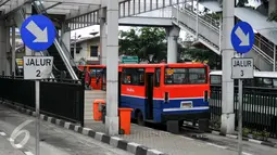 Sejumlah bus memasuki  Terminal Manggarai, Jakarta, Jumat (15/4/2016). Pemprov DKI berencana menyerahkan pengelolaan halte dan terminal kepada pihak swasta, Salah satu terminal yang akan diserahkan ke swasta adalah Manggarai. (Liputan6.com/Yoppy Renato) 