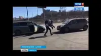 Wanita Terkuatdi Siberia angkut pemuda yang beraksi drifting di lahan parkir sebuah pusat perbelanjaan di wilayah Irkutsk, Siberia.