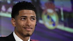 Pemain baru Real Madrid, Jude Bellingham memberikan konferensi pers sebagai pemain baru klub yang berjuluk Los Blancos pada 15 Juni 2023 di Madrid.
Bellingham menjadi talenta muda yang banyak diperebutkan oleh klub-klub besar Eropa. Real Madrid akhirnya mampu memenangkan tanda tangan sang pemain dari Borussia Dortmund setelah menyodorkan biaya yang fantastis, yaitu 120 juta euro kepada Bellingham. Pemain berkebangsaan Inggris tersebut diikat kontrak selama enam tahun di Santiago Bernabeu. (AFP/Javier Soriano)