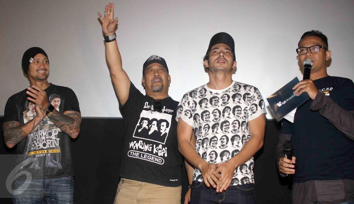 Pemain film Warkop DKI Reborn Abimana Aryasatya (Dono), Tora Sudiro (Indro), dan Indro menyapa nasabah Bank Jabar Banten (BJB) saat nonton bareng gratis Warkop DKI Reborn Part 1 di Bekasi, Jawa Barat, Sabtu (10/9). (Liputan6.com/Istimewa)
