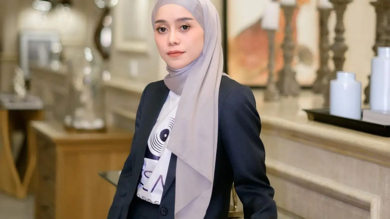 Pilihan Blazer Kekinian yang Bisa Jadi Outfit Ngantor Kece dari Jessica Mila hingga Valencia Tanoesoedibjo
