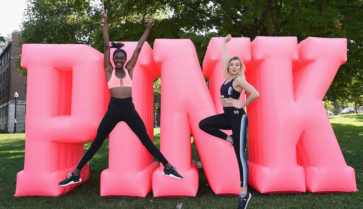 Dua model Victoria's Secret, Zuri Tibby dan Rachel Hilbert berpose saat peluncuran Sports Bra di Columbus, Ohio, (5/10). Peluncuran Sports Bra ini bertajuk Victoria's Secret PINK. (AFP Photo/Dimitrios Kambouris)