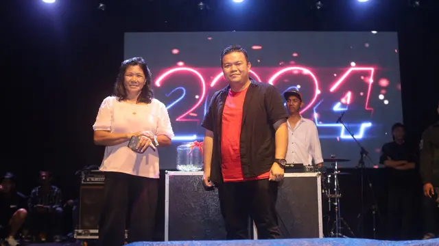Arbi Leo dan rekan kerja. (Foto: Dok. Koleksi Pribadi Arbi Leo)