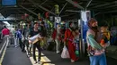 Para penumpang keluar dari stasiun kereta api setibanya mereka di Surabaya, Jawa Timur pada 6 April 2025. (JUNI KRISWANTO/AFP)