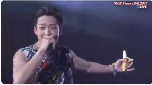 6 Potret Tingkah Absurd Idol K-Pop saat Makan Pisang, Ada yang Sama Kulitnya