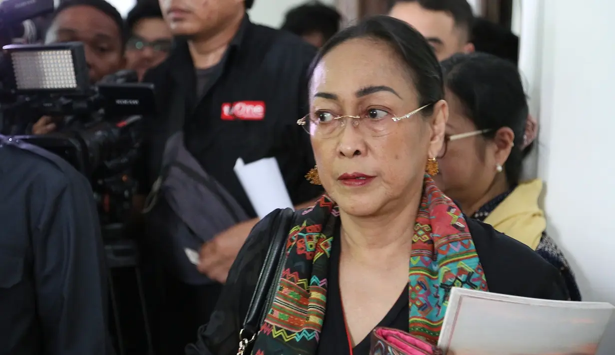 Sukmawati juga menjelaskan terkait proses puisi yang menjadi kontroversi tersebut. Ia mengaku mengambil dari buku kumpulan Puisi Ibu Indonesia yang telah diterbitkan 12 tahun silam. (Nurwahyunan/Bintang.com)