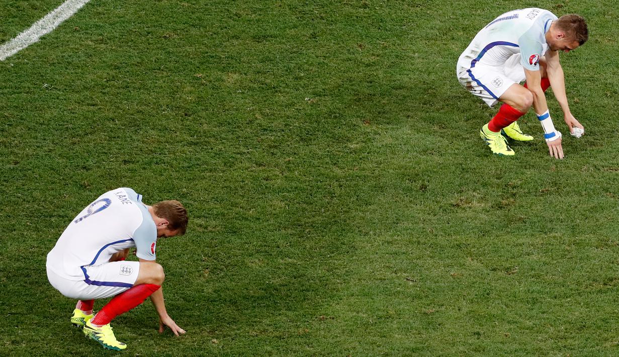 Pemain timnas Inggris, Jamie Vardy dan Harry Kane berjongkok di lapangan usai Inggris menderita kekalahan 1-2 dari Islandia pada babak 16 besar Euro 2016 yang digelar di Stadion Stade de Nice, Prancis, Selasa (28/6). (REUTERS/Yves Herman)