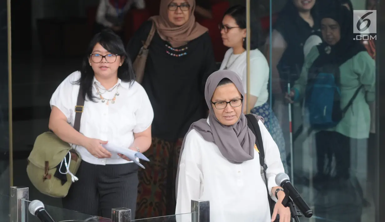 Aktivis Kolisi Masyarakat Sipil untuk Capim KPK bersiap memberi keterangan usai menggelar pertemuan dengan pimpinan KPK di Gedung KPK, Jakarta, Kamis (29/8/2019). Mereka mendesak Pansel Capim KPK memilih yang bersih dan berintegritas. (Merdeka.com/Dwi Narwoko)